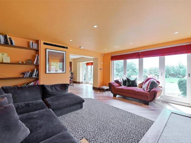 4 bedroom detached house to rent