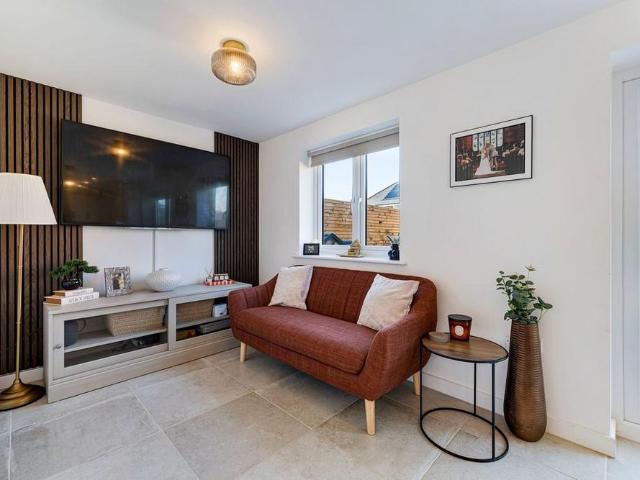 4 bedroom detached house to rent