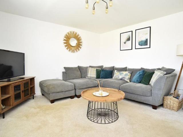 4 bedroom detached house to rent