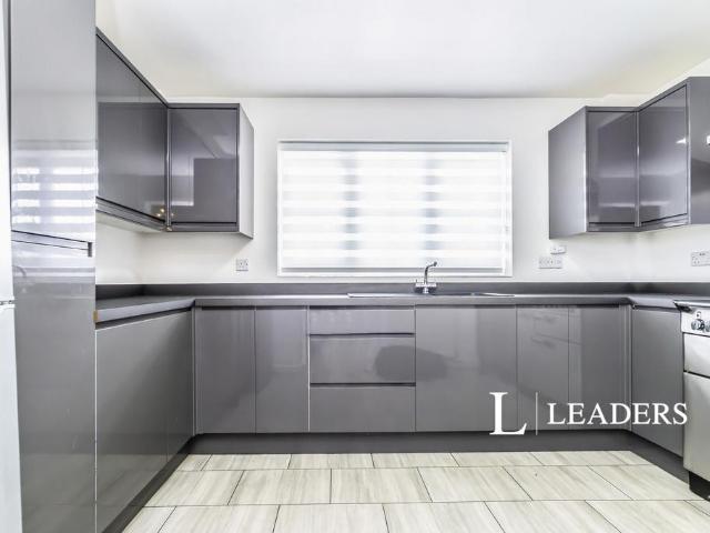 4 bedroom detached house to rent