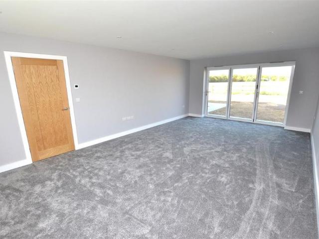 4 bedroom detached house to rent