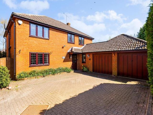 4 bedroom detached house to rent