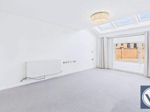 4 bedroom detached house to rent