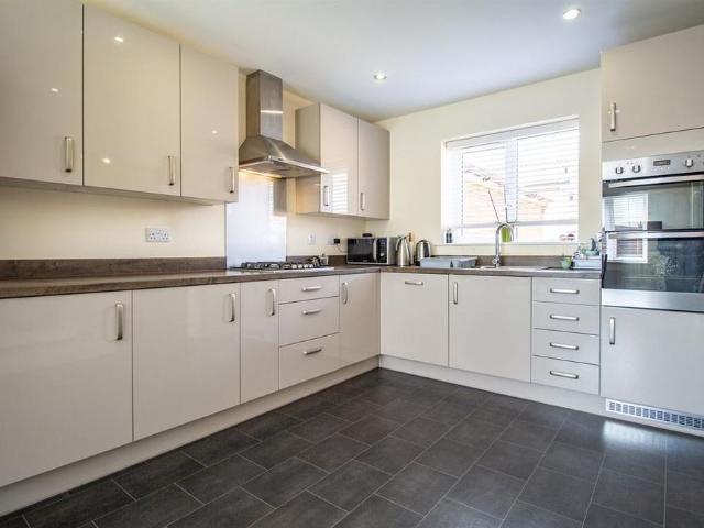 4 bedroom detached house to rent