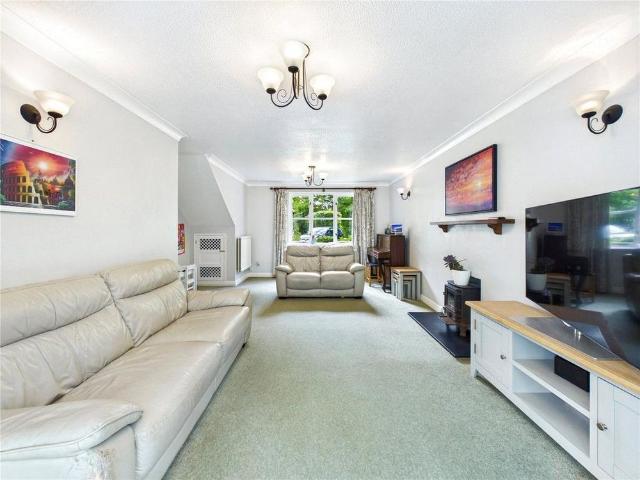 4 bedroom detached house to rent