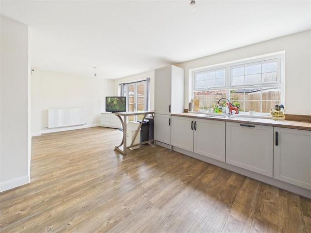 4 bedroom Detached house to rent