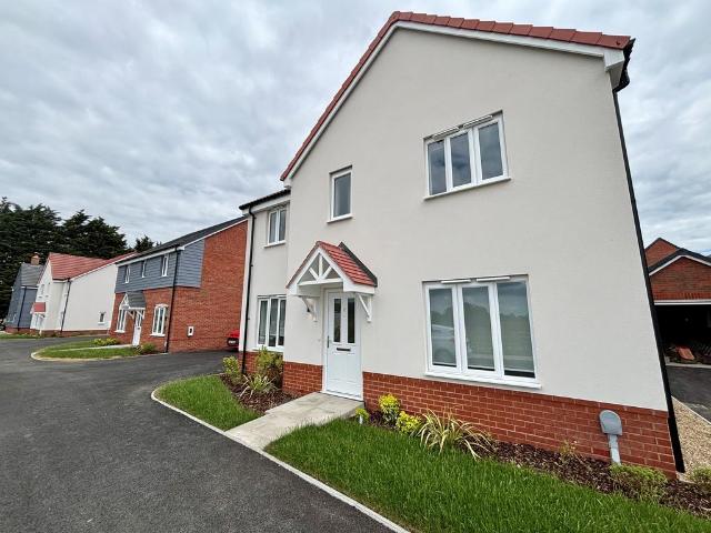 4 bedroom detached house to rent