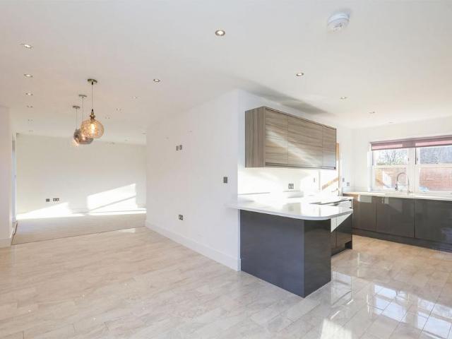 4 bedroom detached house to rent