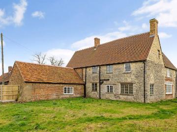 4 bedroom detached house to rent