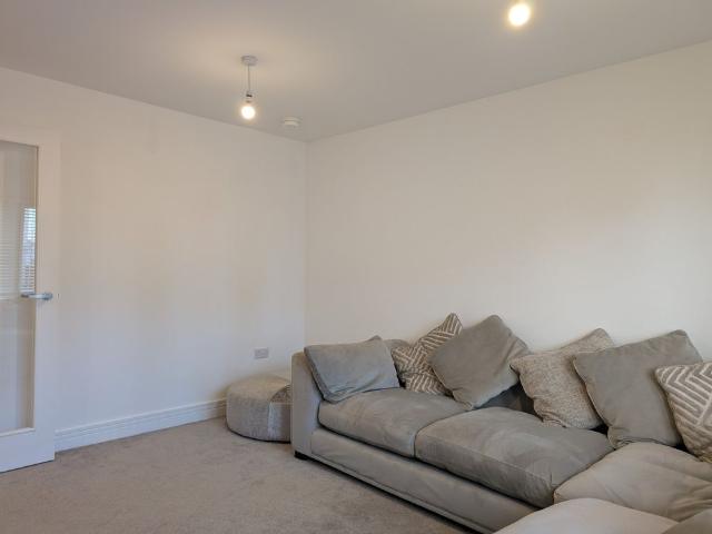 4 bedroom detached house to rent