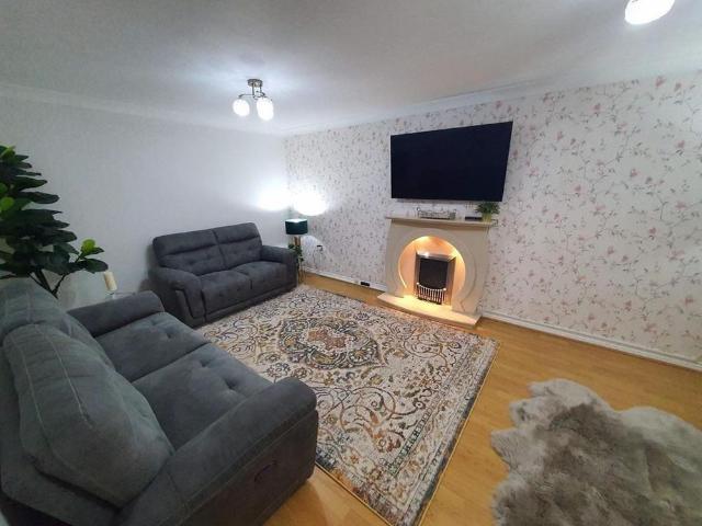 4 bedroom detached house to rent