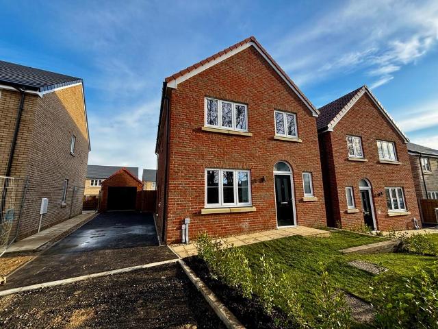 4 bedroom detached house to rent