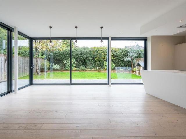 4 bedroom detached house to rent