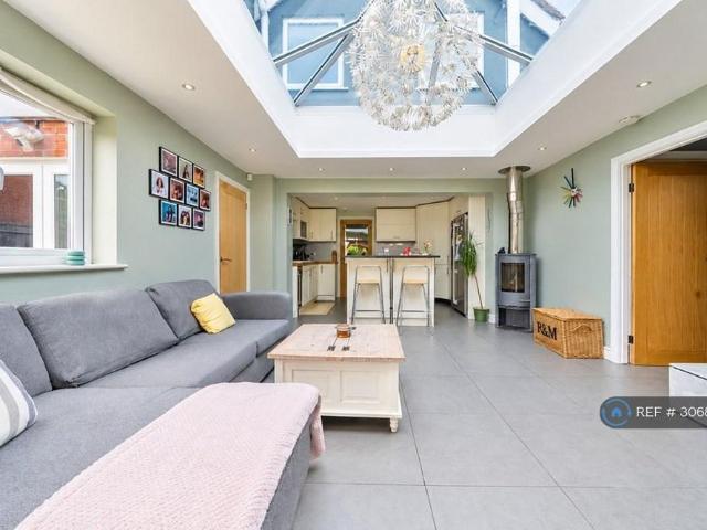 4 bedroom detached house to rent