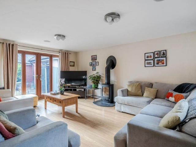 4 bedroom detached house to rent