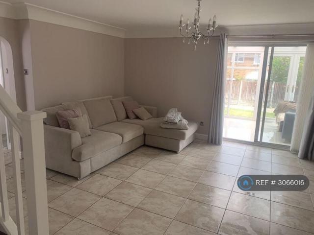 4 bedroom detached house to rent