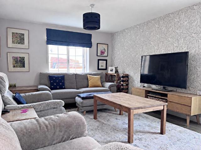 4 bedroom detached house to rent