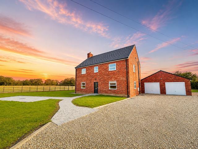 4 bedroom detached house to rent