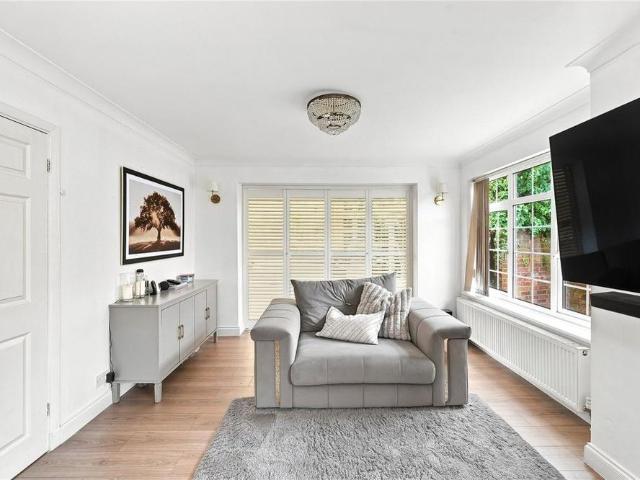 4 bedroom detached house to rent