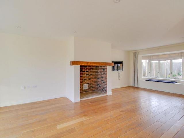 4 bedroom detached house to rent