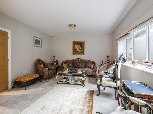 4 bedroom detached house to rent