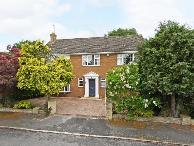 4 bedroom detached house to rent