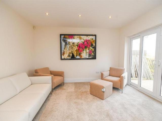 4 bedroom detached house to rent