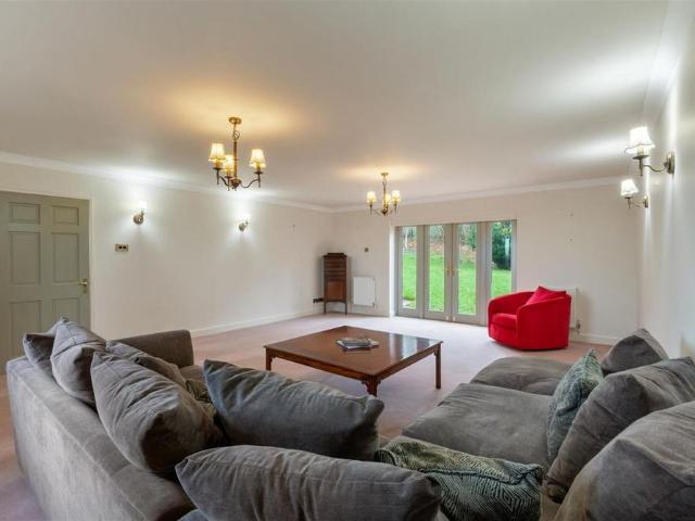 4 bedroom detached house to rent