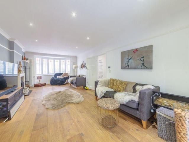 4 bedroom detached house to rent