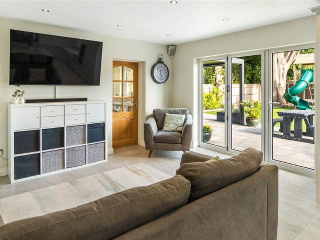 4 bedroom detached house to rent
