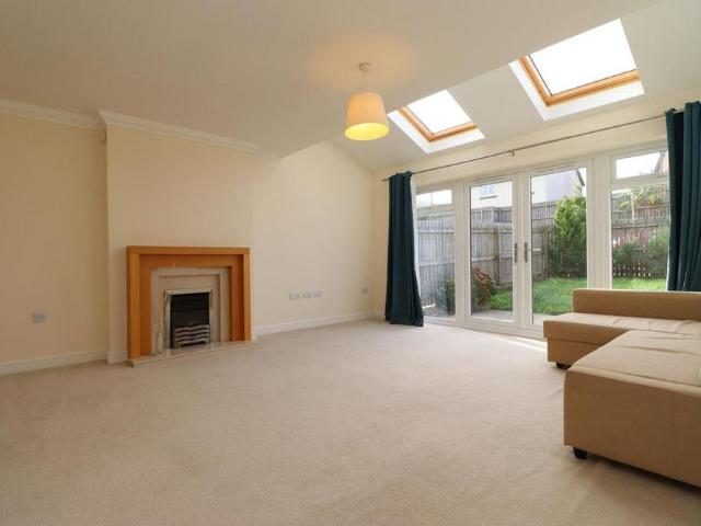 4 bedroom detached house to rent