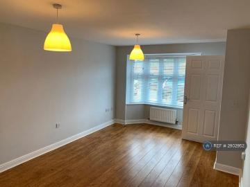 4 bedroom detached house to rent