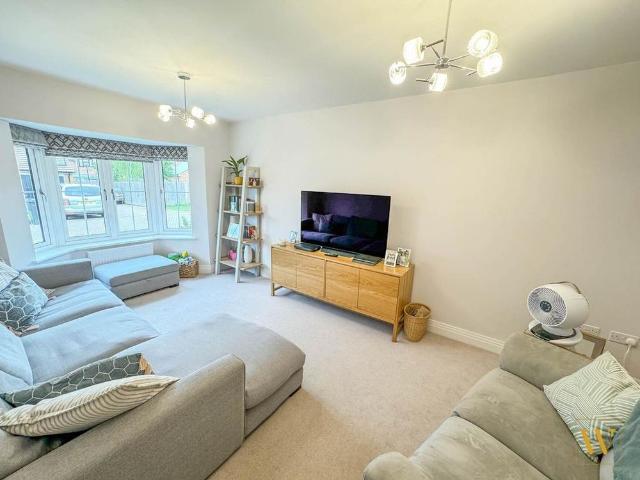 4 bedroom detached house to rent