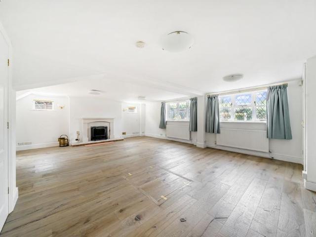 4 bedroom detached house to rent