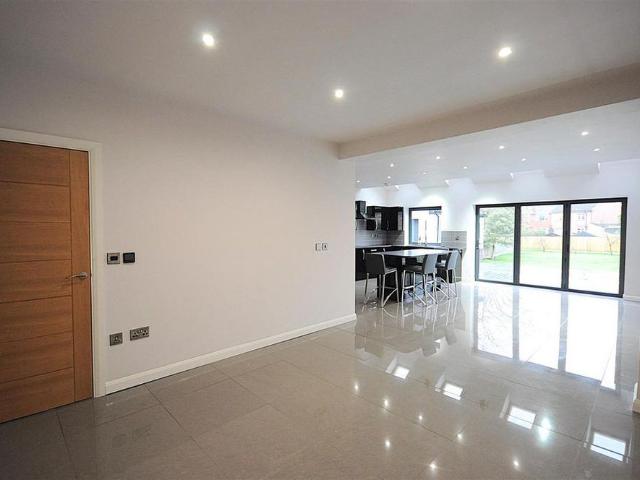 4 bedroom detached house to rent