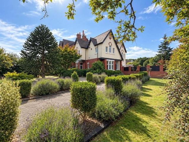 4 bedroom detached house to rent