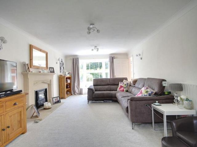 4 bedroom detached house to rent