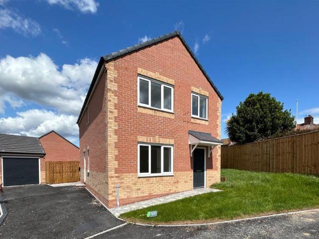4 bedroom detached house to rent