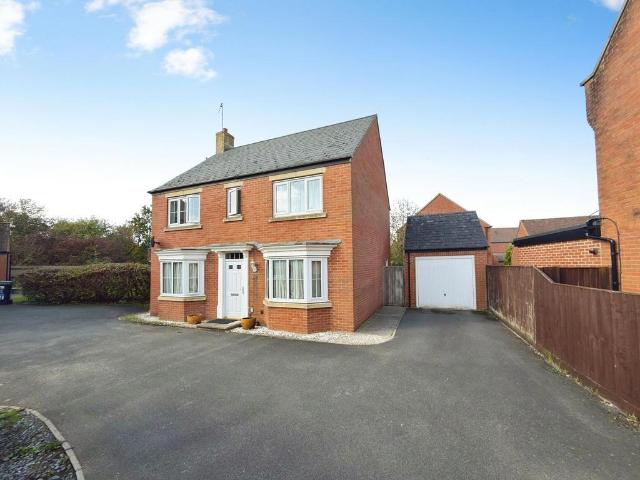4 bedroom detached house to rent