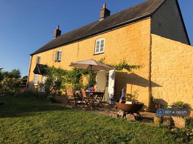 4 bedroom detached house to rent