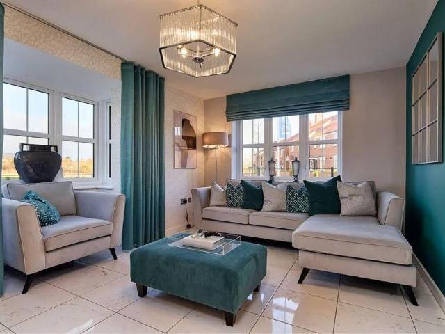 4 bedroom detached house to rent