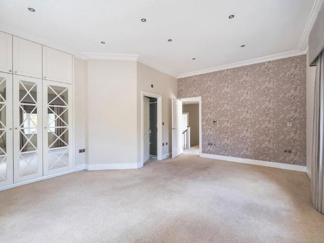 4 bedroom detached house to rent