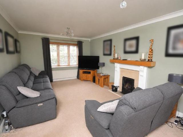 4 bedroom detached house to rent