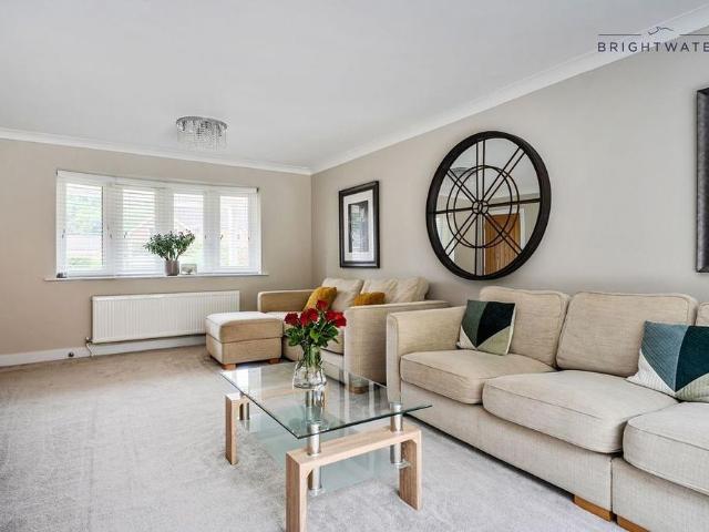 4 bedroom detached house to rent