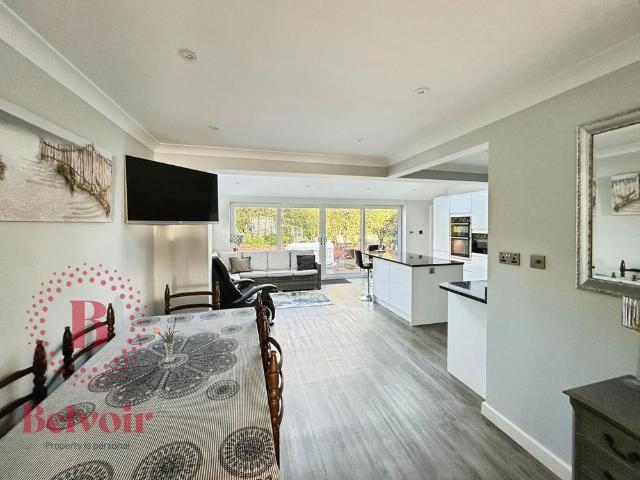 4 bedroom detached house to rent