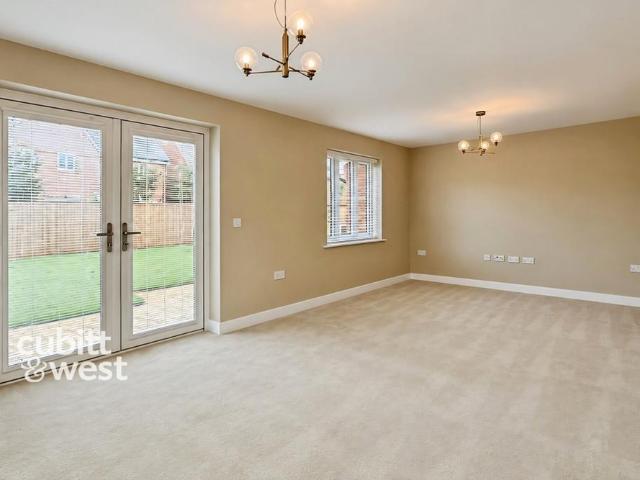 4 bedroom detached house to rent