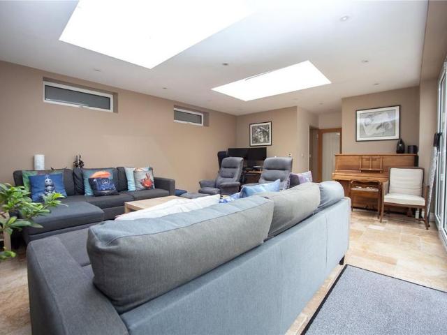 4 bedroom detached house to rent