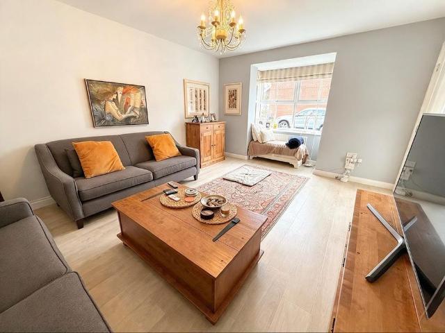 4 bedroom detached house to rent