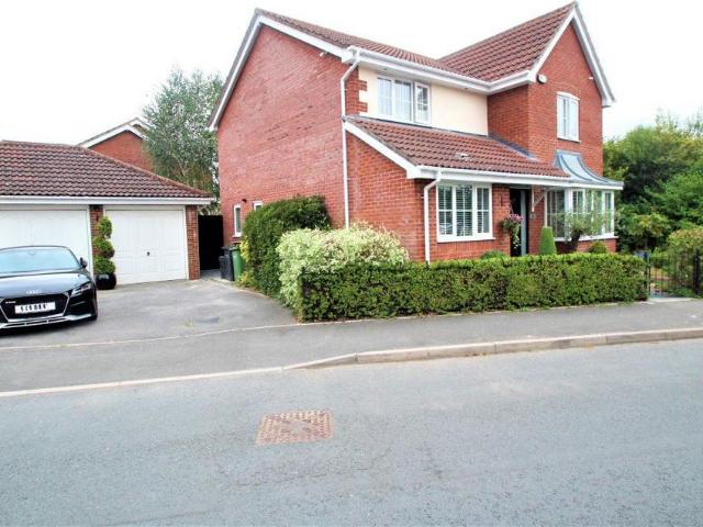 4 bedroom detached house to rent