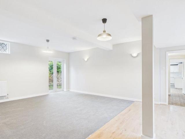 4 bedroom detached house to rent